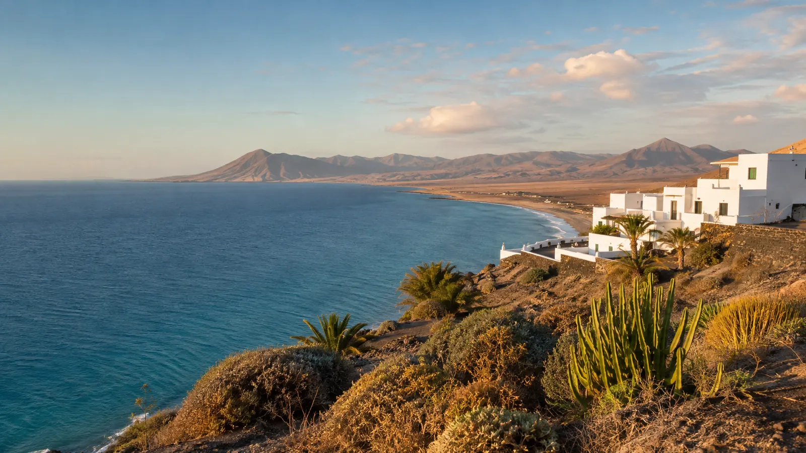 Casas blancas frente al Atlántico en Fuerteventura